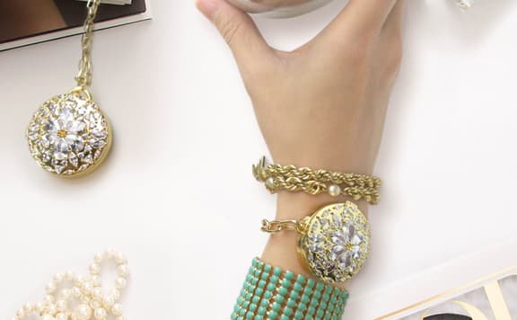 BaubleBar background